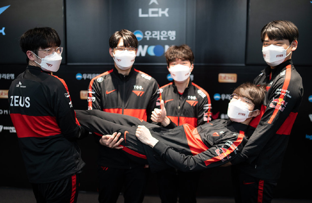 T1碾压FPX,Zeus拿下关键大龙宿敌对决淘汰赛,让粉丝疯狂欢呼的简单介绍 T1碾压FPX,Zeus拿下关键大龙宿敌对决淘汰赛,让粉丝疯狂欢呼的简单介绍