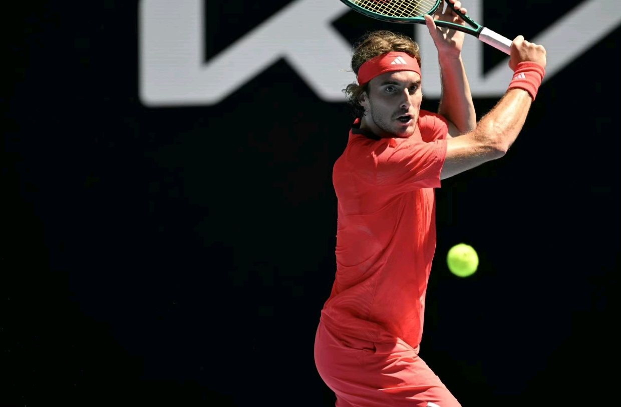 关于英国网球队鏖战西班牙网球队,西西帕斯完成帽子戏法的信息 关于英国网球队鏖战西班牙网球队,西西帕斯完成帽子戏法的信息