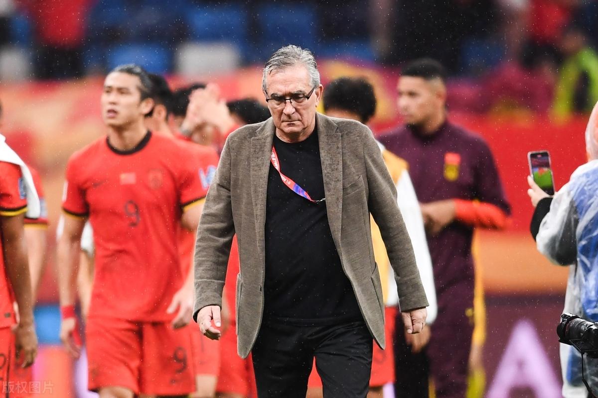 包含著名足球教练被爆料私生活混乱，掀起风波的词条