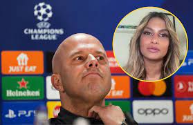 包含著名足球教练被爆料私生活混乱，掀起风波的词条