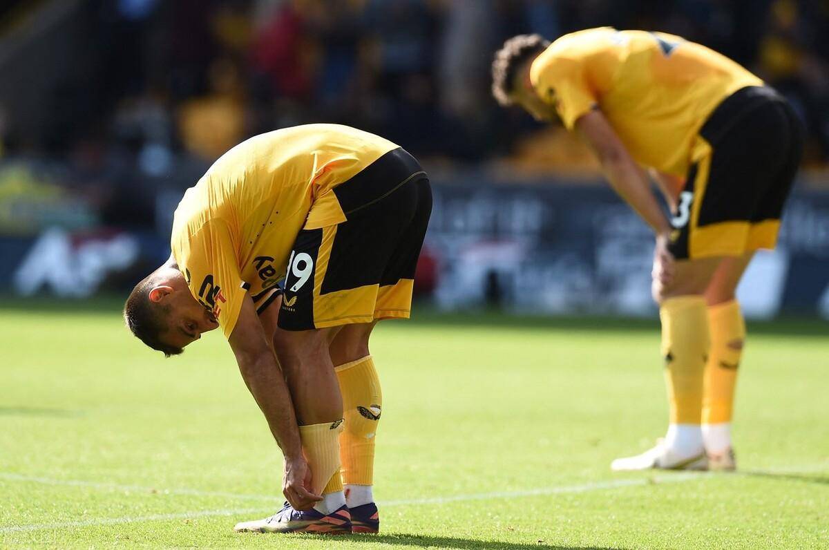 包含曼城落背跌，小组第一位置盘踞动摇的词条