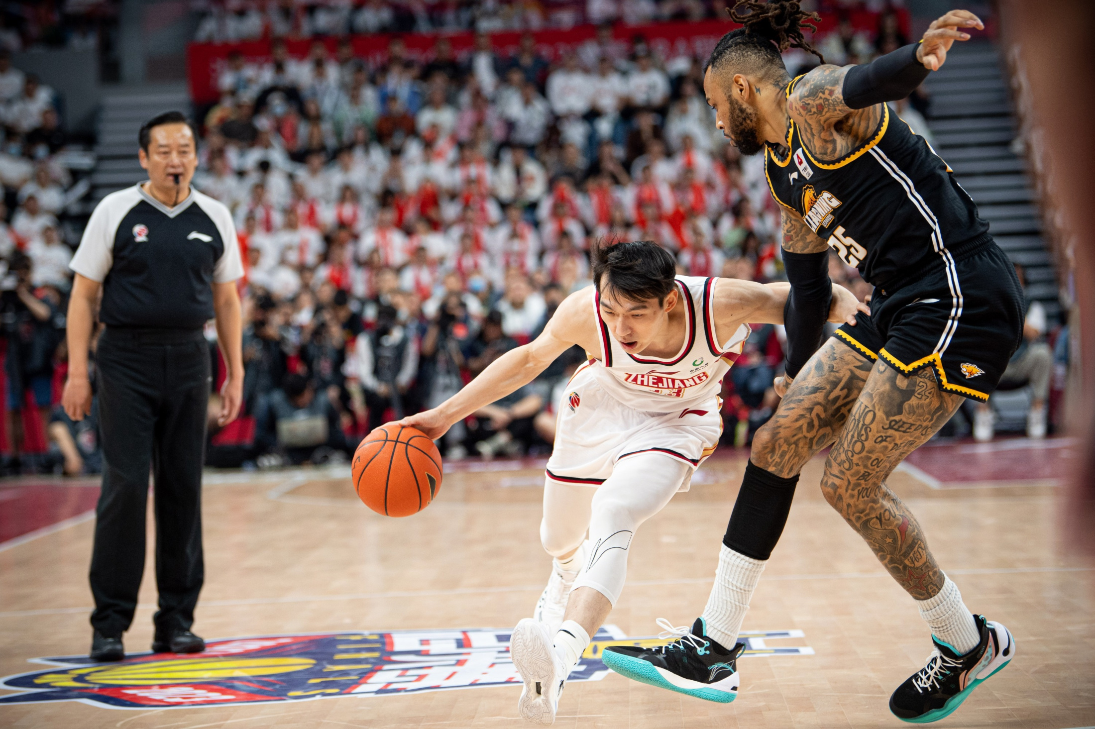 法国男篮险胜中国男篮，凯尔·库兹马统治全场