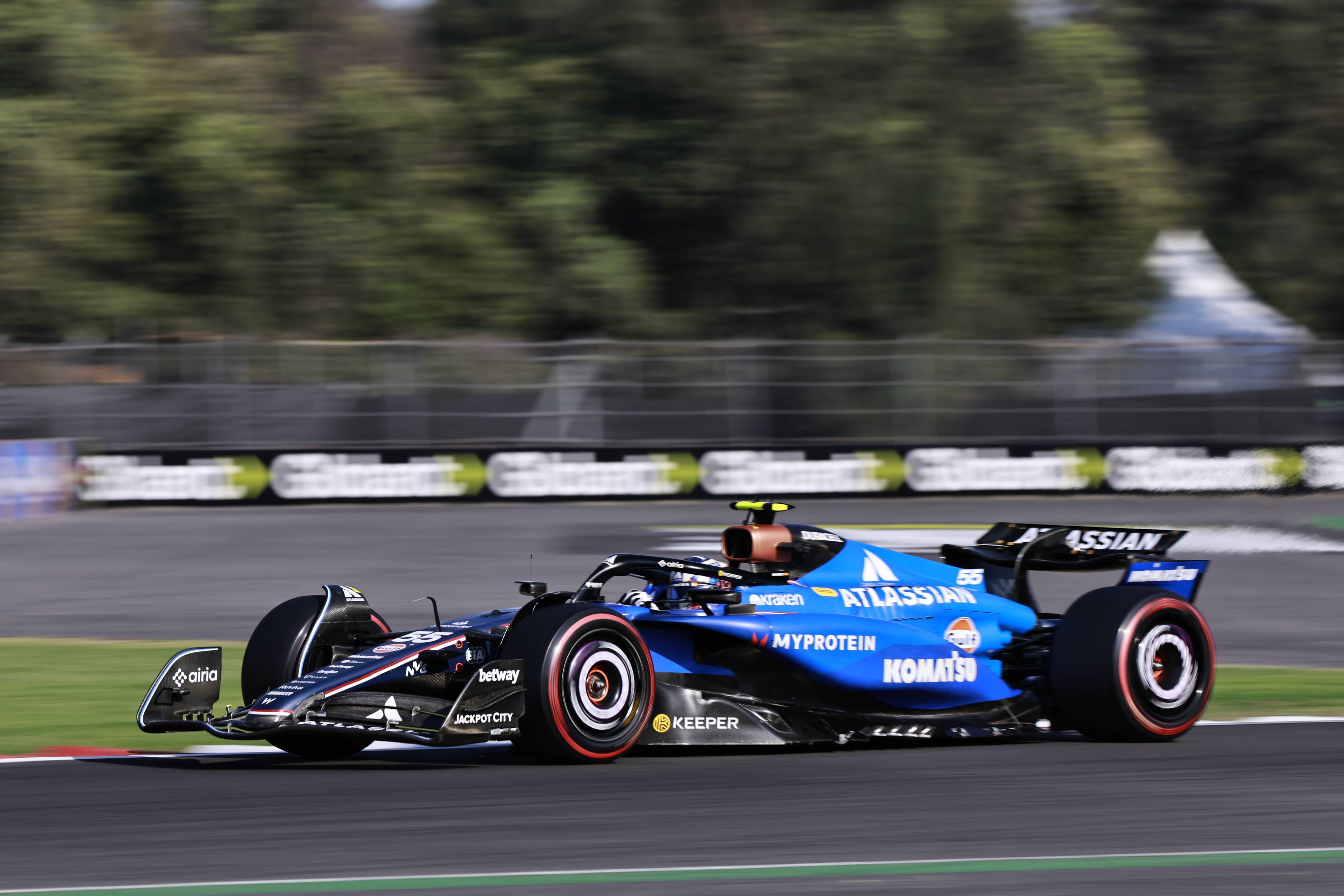 迈凯伦鏖战红牛车队，塞恩斯统治全场