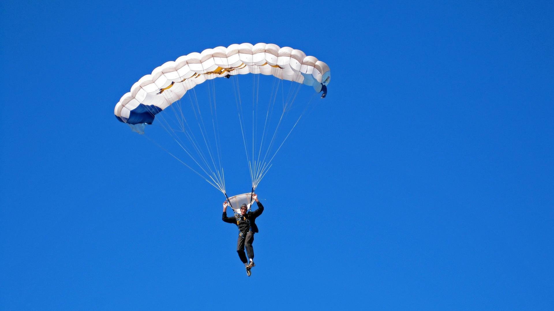 F1新赛季揭幕战之夜，楚阿梅尼扛起全队，一个人的战斗与一支队的荣耀